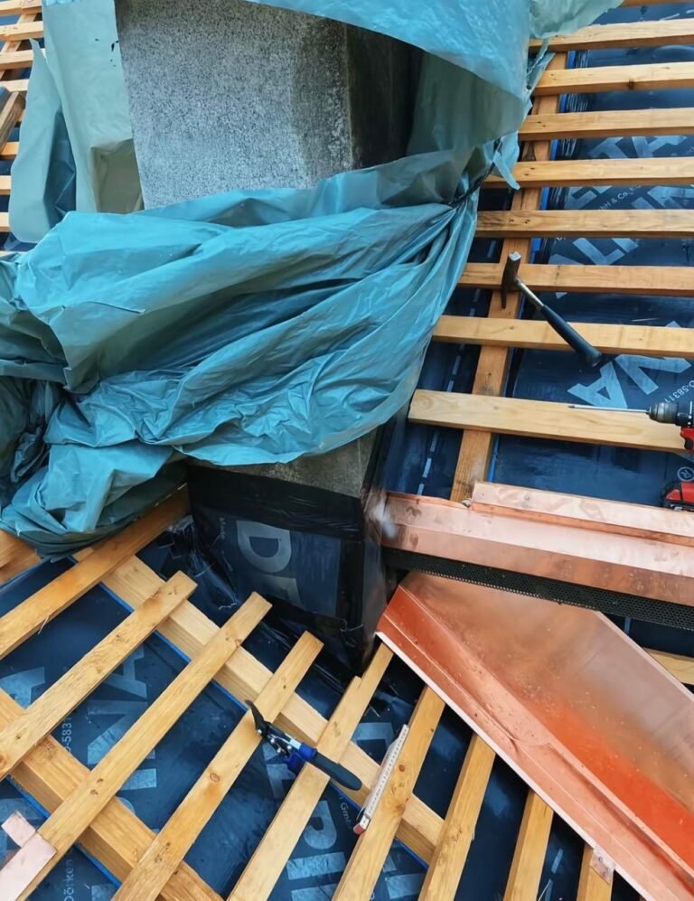 Abergement de cheminée en cuivre sur liteaunage neuf