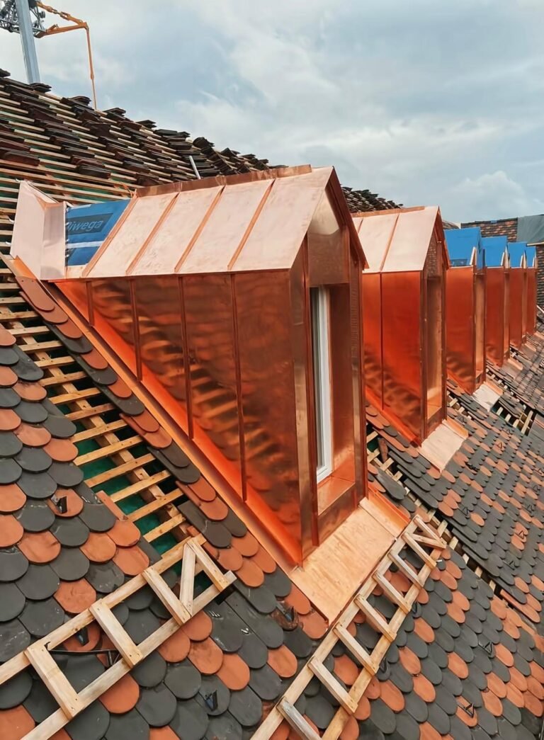Lucarnes cuivre et tuiles écailles