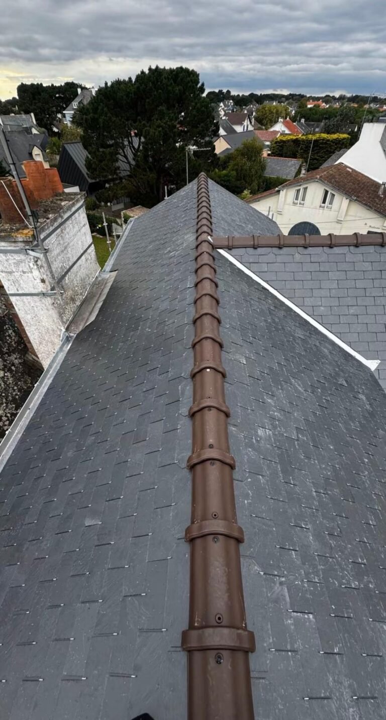 Toiture ardoise neuve, faîtage terminé